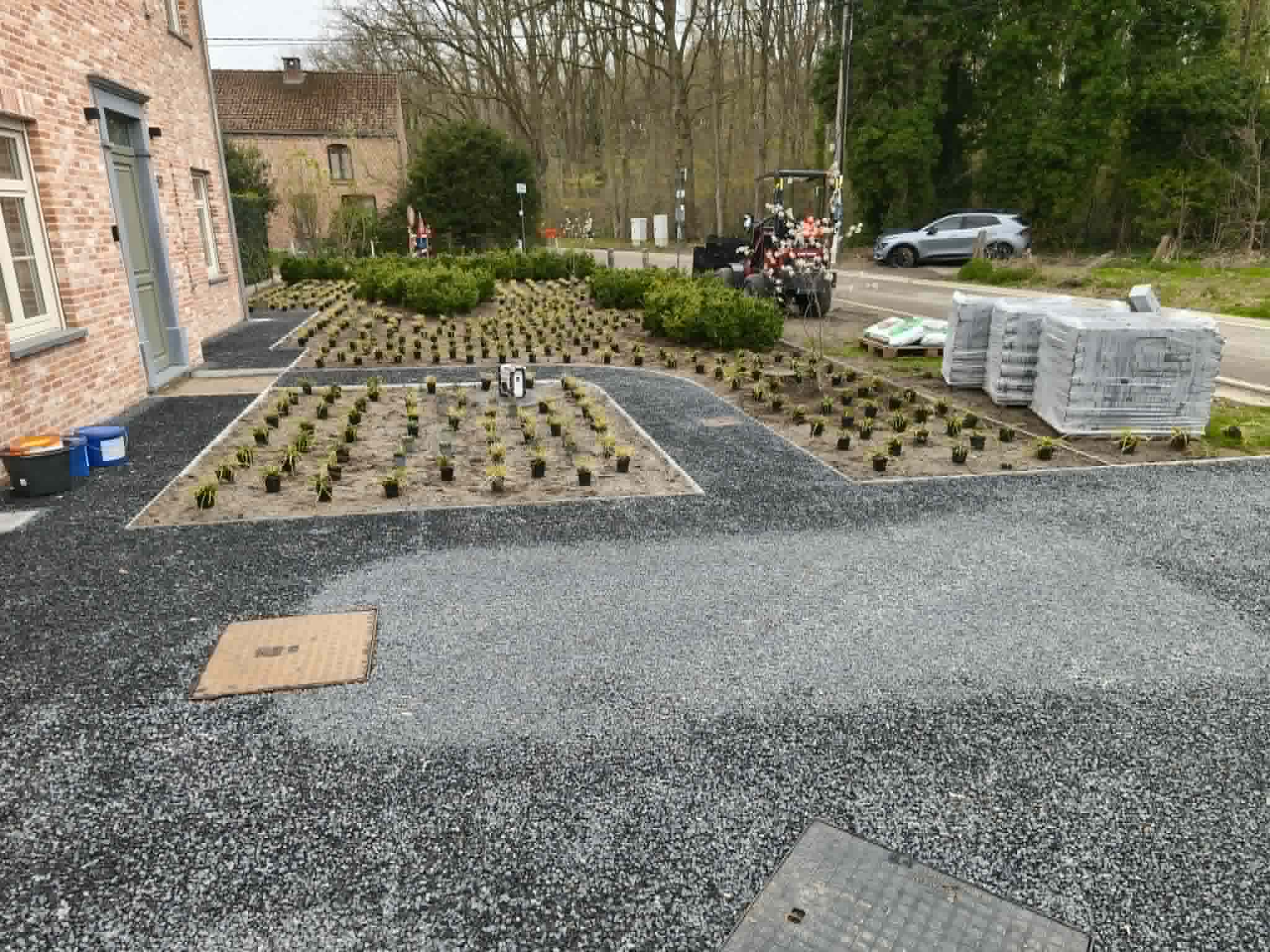 Weelderige plantenborder met diverse bloeiende vaste planten en siergrassen